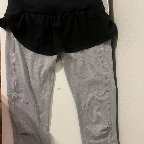 Lululemon Spin It To Win It Crop
Heathered Silver Slate / Black SIZE 6 - Picture 4 of 9